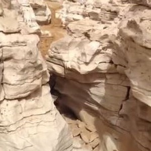 لحظة جريان مياه الأمطار في وادي صخري بالرياض