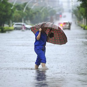 بالفيديو : حاول الاحتيال وسرقة السيارة .. فشاهد ماذا حل به ! 