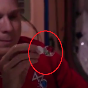 شاهد ما الذي يحدث عند وضع قرص فوار في فقاعة ماء بالفضاء