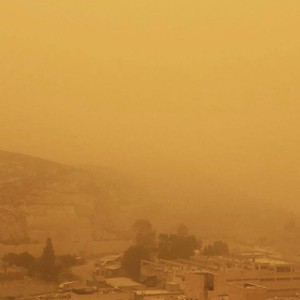 بالصور : أجواء مغبرة تسود مناطق واسعة من فلسطين