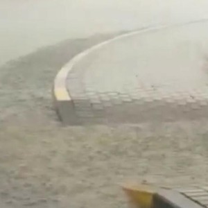 بالصور: امطار غزيرة تسقط في ناهل – مدينة العين