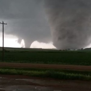 إعصاران قمعيان يضربان مدينة "بيلغر" الأمريكية معا