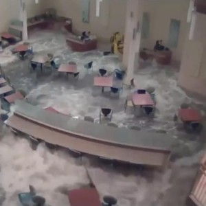 بالفيديو : شاهد كيف اجتاح الفيضان أحد المشافي في أمريكا !