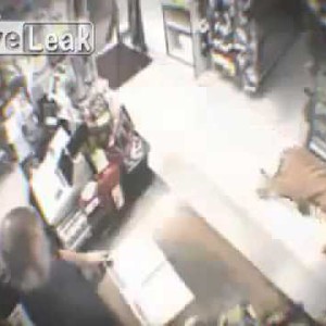 بالفيديو : نمر يُثير الهَلَع في أحد المتاجر 