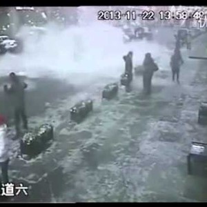 بالفيديو : شاهد ماذا حلّ بالسيارة بعد أن سَقطَت عليها كتلة من الجليد !