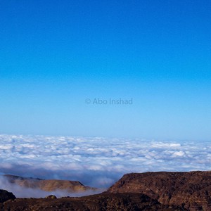 بالصور: في مشهد مذهل، جبال الشراه تعلو السحب