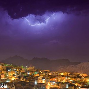 شاهد بالصور : البروق تضيء سماء أجزاء من جنوب المملكة