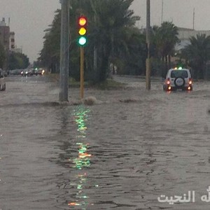 الأمطار الغزيرة تُداهم ينبع وارتفاع منسوب المياه بالعديد من الطرقات 