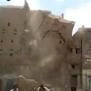شاهد أغرب عملية هدم بناء في العالم باليمن !