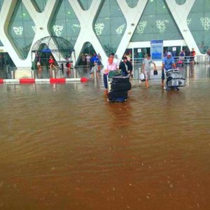 دقائق من الأمطار تُغرق مطار مراكش  وتحوله إلى مسبح ضخم