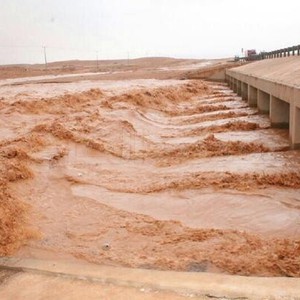 بالفيديو: أمطار غزيرة وسيول في أجزاء من عرعر