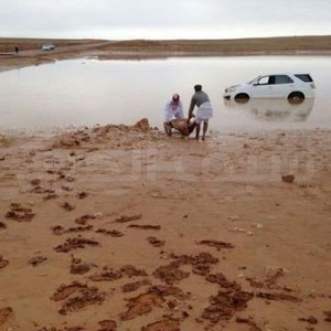 بالفيديو : لحظة انتشال جثة أحد المتوفين من سيول عرعر .. رحمة الله عليه