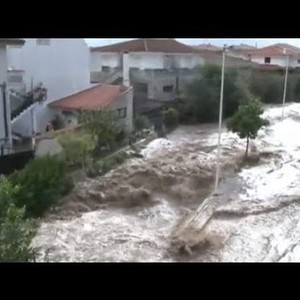 بالفيديو : فيضانات عنيفة تجتاح شمال إيطاليا وتتسبب بسقوط ضحايا