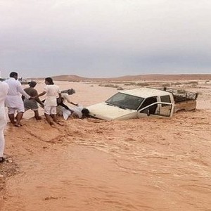  شاهد : سعودية تلقى حتفها بعد إنقاذ زوجها في سيول عرعر 