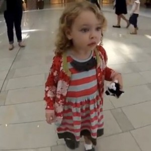 بالفيديو: شاهد ردة فعل طفلة أمريكية تسمع صوت الأذان للمرة الأولى !