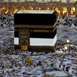 شاهد كيف تتم أعمال النظافة والفرش بالحرم المكي بإحترافية عالية 