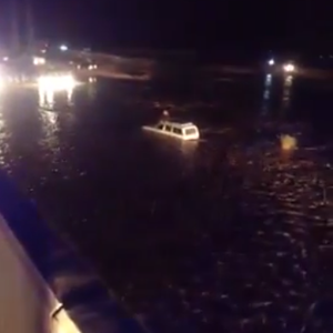 بالفيديو : غرق سيارة في سيول باير القريات و صاحبها مُحتجز عليها 