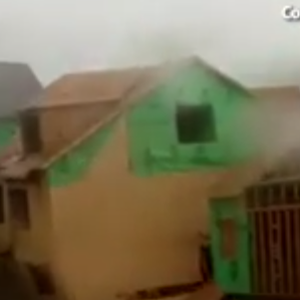 بالفيديو : انهيار بناية بسبب الرياح العاتية و المصور يصرخ فزعاً