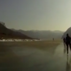 بالفيديو : تزلج على الجليد فوق خامس أطول نهر بالعالم بعد أن تجمّد بالكامل