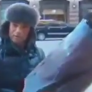 بالفيديو : ظاهرة تجمُد الملابس بسبب موجة البرد في أمريكا خلال أقل من 10 ثواني