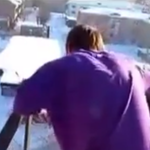 بالفيديو : مجنون روسي يقفز من الطابق الخامس على الثلوج