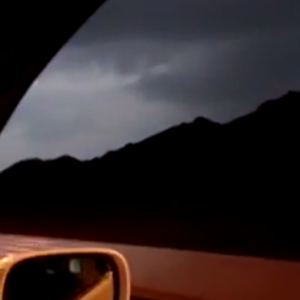 بالفيديو : أمطار الخير تروي أرض المدينة المنورة مع ساعات الفجر