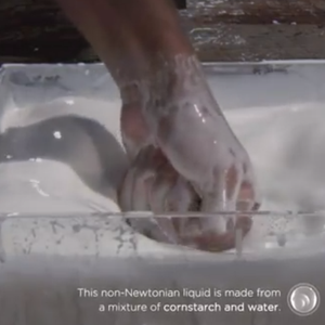 بالفيديو : سائل غريب يتحوّل إلى الحالة الصلبة في حال ضربته بقوة