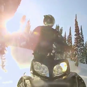 بالفيديو: متزلج يتسبب في إنهيار ثلجي كبير .. على بعد خطوة من الهاوية