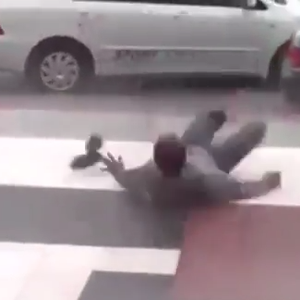 بالفيديو : انزلاق و سقوط مؤلم على الظهر في الأمطار وسط ضحكات الأصدقاء