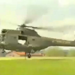 بالفيديو : تحطم كارثي لطائرة مروحية أثناء هبوطها رغم أنها لمست الأرض في البداية