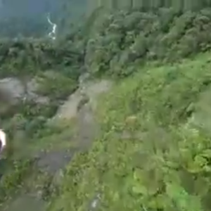 بالفيديو : مغامرة حمقاء في أخطر طريق بالعالم تنتهي بسقوط المغامر و كسور في كافة أنحاء الجسم