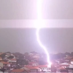 بالفيديو: صاعقة عنيفة تضرب أحد المنازل في البرازيل 