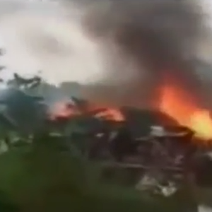 بالفيديو : صاعقة تتسبب في تحطم طائرة في إندونيسيا 