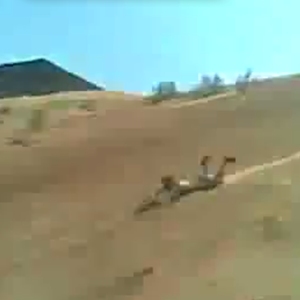 فيديو مضحك : سباق فريد من نوعه على الرمال في السعودية .. لم ترى مثله في حياتك