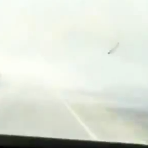 فيديو : حادث تصادم عنيف بين عدّة سيارات بسبب انعدام الرؤيا على الطريق