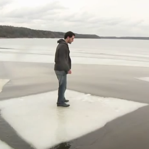 بالفيديو : قفزة فاشلة تؤدي إلى سقوط مُضحك في المياه المتجمدة 