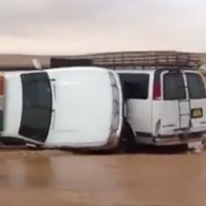 بالفيديو : مشاهد لحطام و بقايا السيارات التي جرفتها السيول في السعودية 