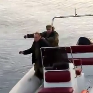 بالفيديو : شباب من روسيا يحاولون تفجير المياه لتصوير فيلم أكشن.. شاهد ماذا حصل لهم 