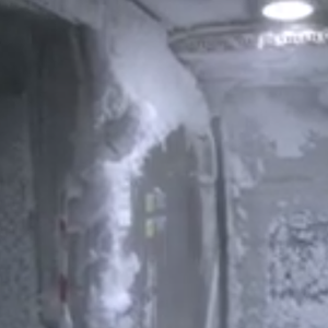 فيديو : من شدة البرد في نيويورك.. الثلوج تتراكم حتى داخل القطار 