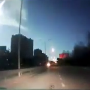 بالفيديو : جسم سماوي عملاق يضيء ليل أوكرانيا و يحوله إلى نهار للحظات