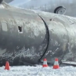 فيديو : مشهد كارثي للحظة تحطم طائرة أثناء هبوطها 