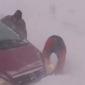 بالفيديو : عواصف ثلجية في رومانيا تقتل شخصين و تشل حركة المرور 