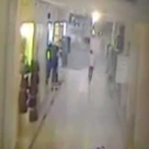 بالفيديو : شاهد لحظة وقوع زلزال جازان في أحد المراكز التجارية و هروب جماعي للمواطنين