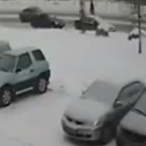 بالفيديو : رجُل مُسن يتسبب في حادث أليم بين سيارتين، و لكنه يمشي بعيداً كأن شيئاً لم يحدُث