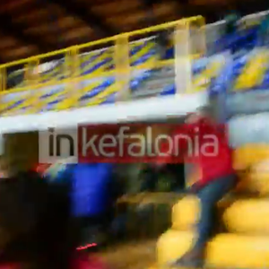 بالفيديو : لحظة وقوع زلزال قوي في اليونان من داخل أحد الصالات الرياضية و هروب جماعي للجماهير و اللاعبين