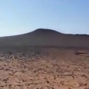 بالفيديو : مكان خطير في القريات قد يؤدي بك و بسيارتك إلى باطن الأرض 