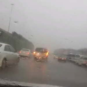 بالفيديو : أمطار رعدية غزيرة على المدينة المنورة و ارتفاع منسوب المياه