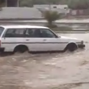 بالفيديو : طرقات المدينة المنورة تحوّلت إلى انهار بعد عاصفة رعدية قويّة