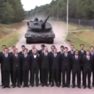 بالفيديو : اختبار مكابح الدبابة بأخطر أسلوب مُمكن على حاجز من البشر .. شاهد ماذا سيحدُث