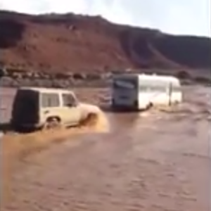 بالفيديو : تهور السائق و غرق الباص و انهيار الطريق في سيول تبوك الجارفة
